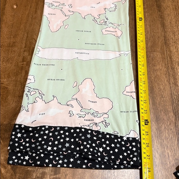 BEAUTY SLEEP SOCIAL 2-Piece Pajama set continents.  XS - Picture 7 of 11